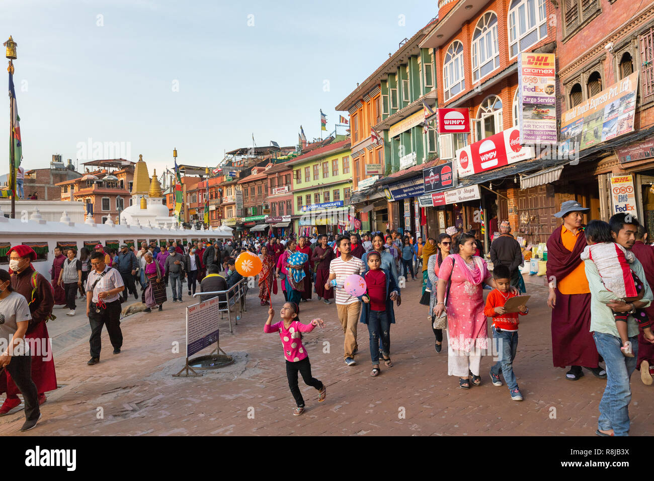 Touristen zu Fuß die Straße an der Boudhanath Stupa in Kathmandu, Nepal Stockfoto