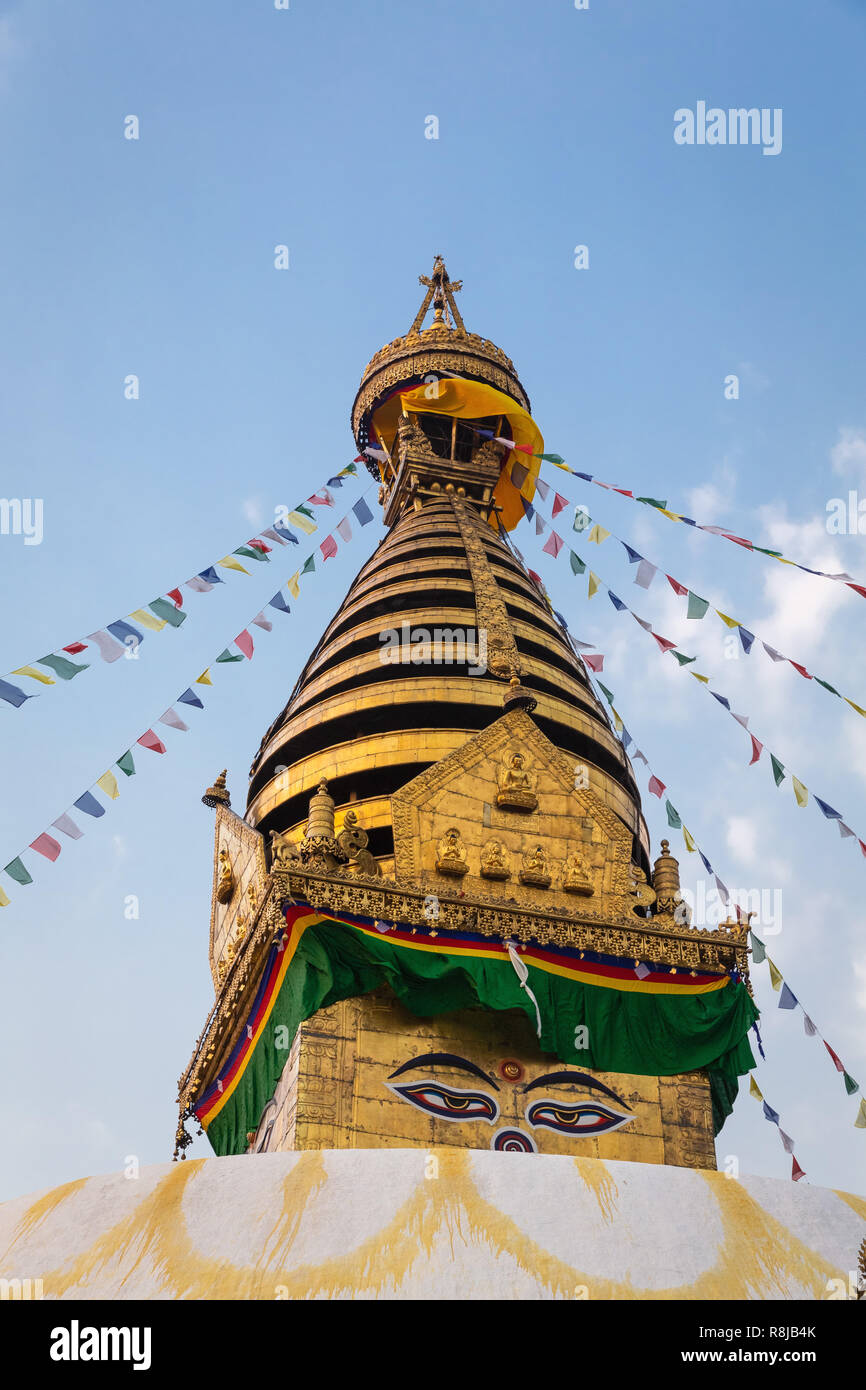 Der Stupa und Gebetsfahnen an Swayambhunath (Monkey Tempel), Kathmandu, Nepal, Asien Stockfoto
