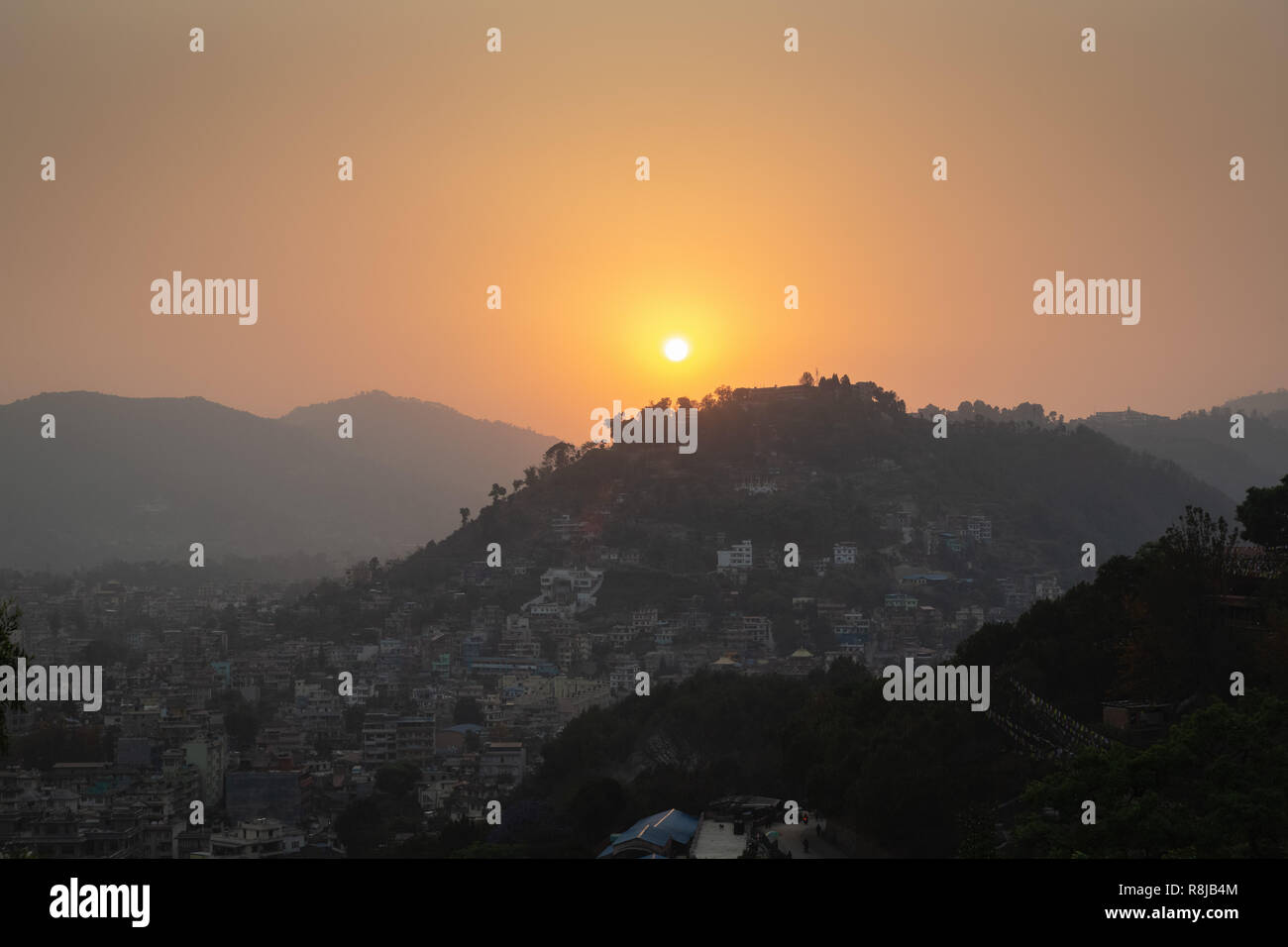 Sonnenuntergang über den Hügeln von Kathmandu aus der Swayambhunath (Monkey Tempel), Kathmandu, Nepal, Asien Stockfoto