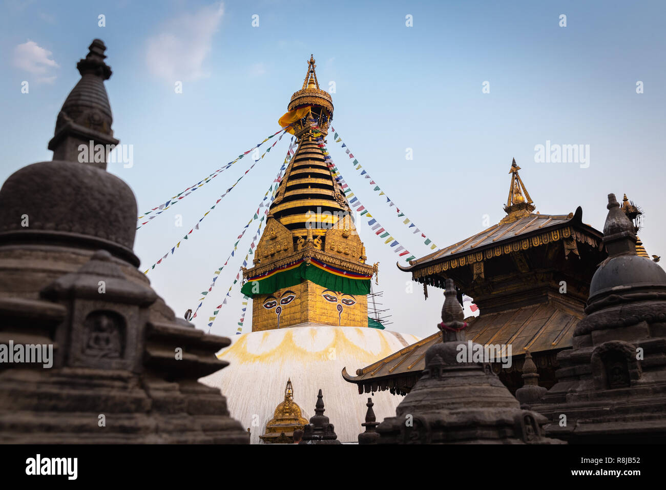 Der Stupa und Gebetsfahnen an Swayambhunath (Monkey Tempel), Kathmandu, Nepal, Asien Stockfoto