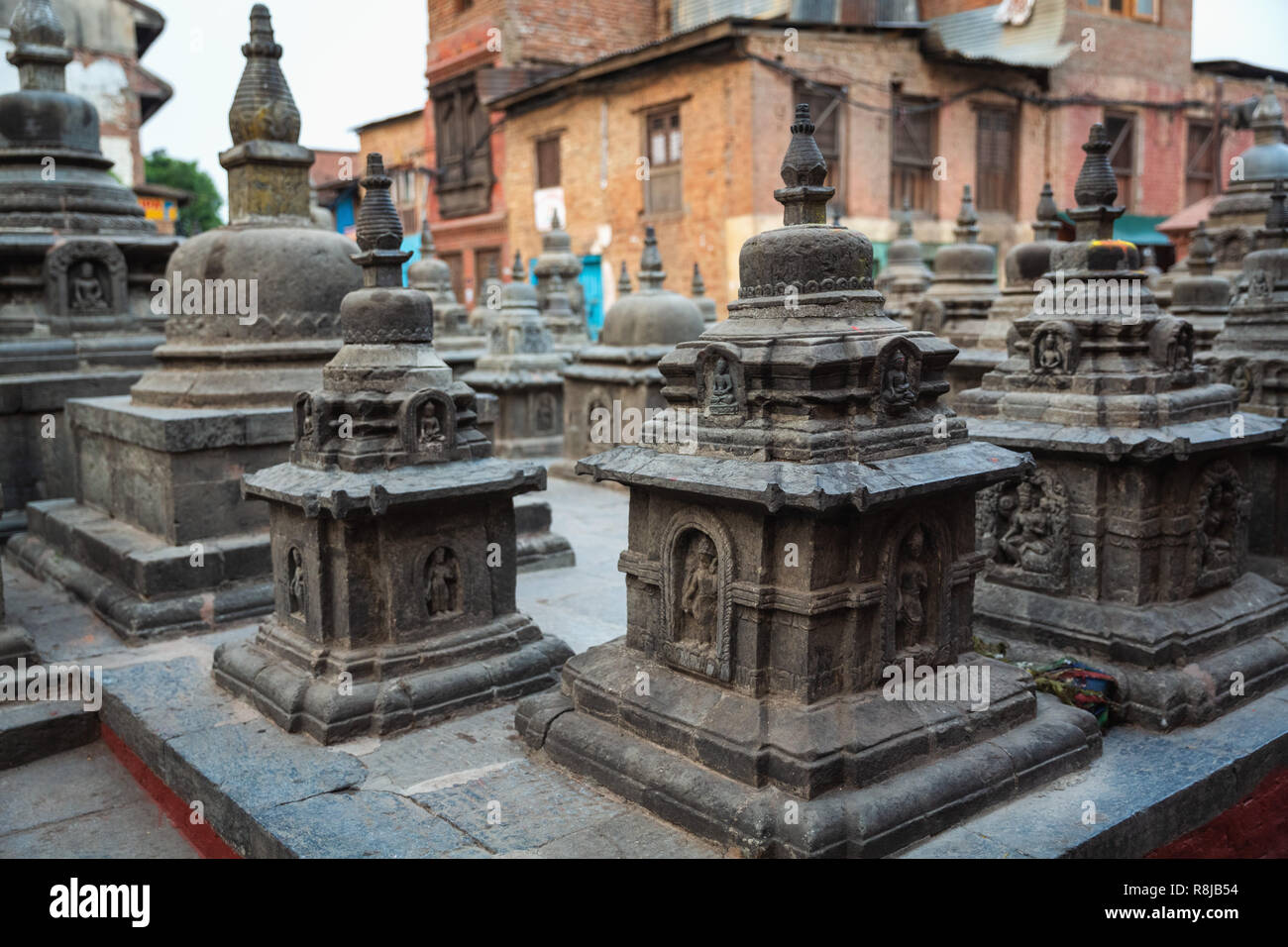 Gruppe von kleinen Schreinen am Swayambhunath (Monkey Tempel), Kathmandu, Nepal, Asien Stockfoto