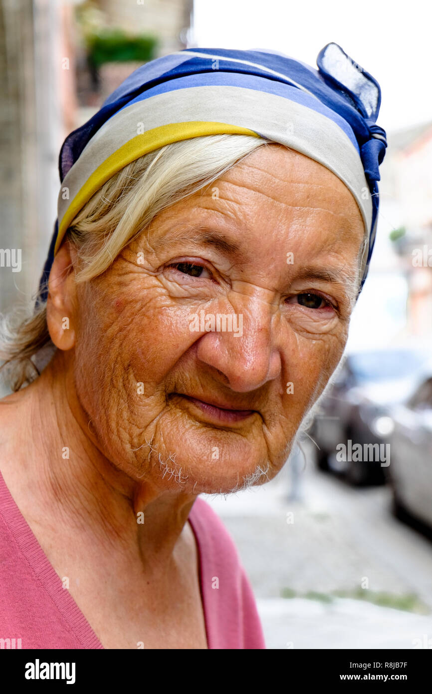 Porträt der alten Dame auf der Straße Stockfoto