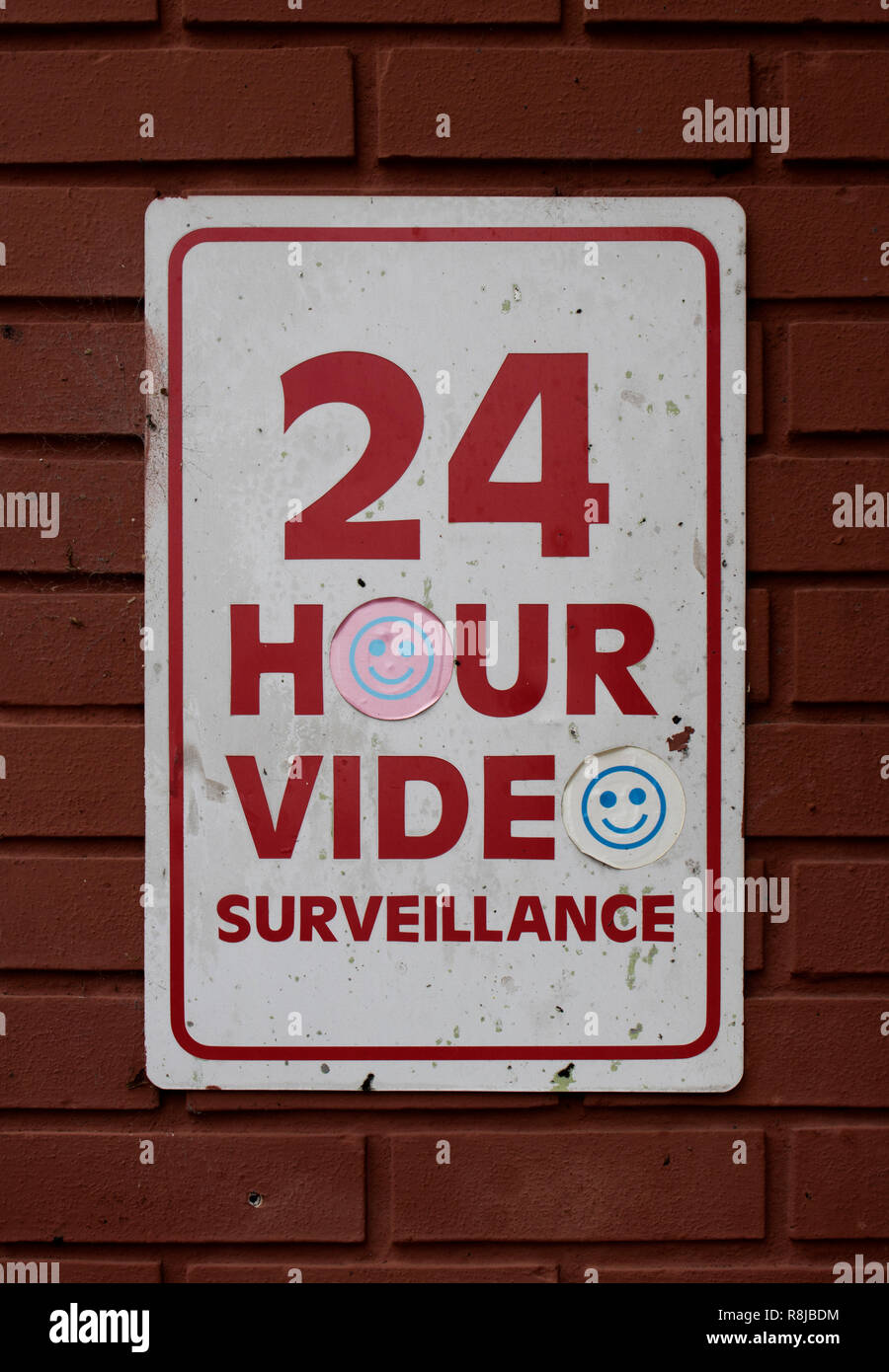 24-Stunden Videoüberwachung mit Smiley Aufkleber Stockfoto