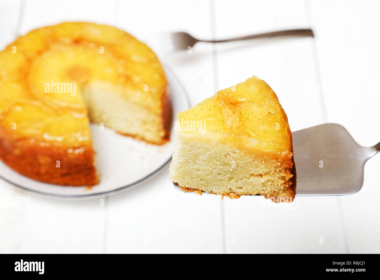 Stück Ananas auf den Kopf Kuchen. Flache konzentrieren. Stockfoto
