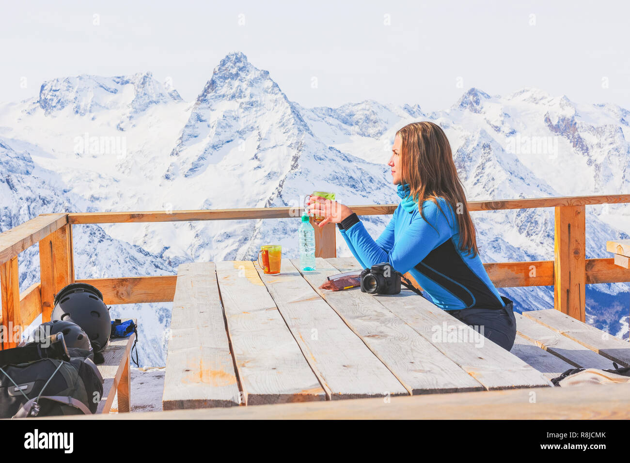 Mädchen Getränke Kaffee in einem Café auf den Berg und geniesst die Aussicht. Frau Traveler im Winter Berge Landschaft. Reisen und aktiven Leben Konzept. Adven Stockfoto