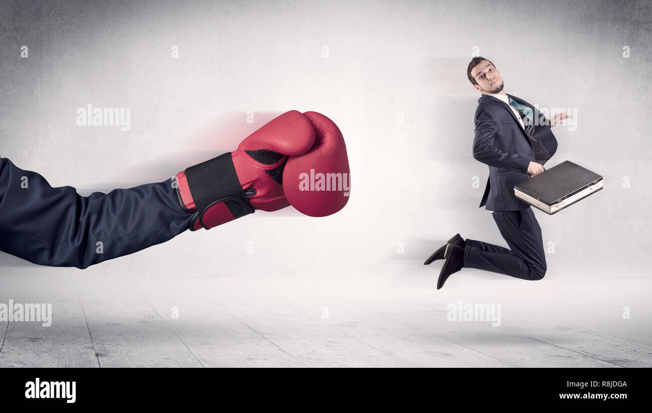 Riesige Boxhandschuhe Stanzen unschuldige Geschäftsmann Konzept Stockfoto