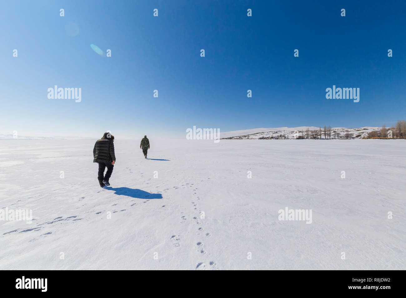Wenige menschen auf zugefrorenen See In Türkei Stockfoto