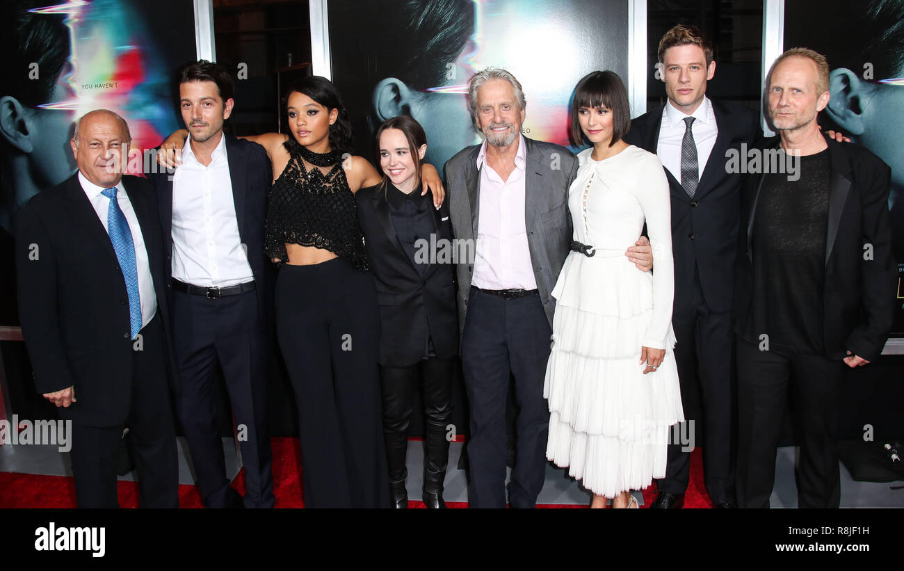 LOS ANGELES, Ca, USA - 27. SEPTEMBER: Laurence Mark, Diego Luna, kiersey Clemons, Ellen Page, Michael Douglas, Nina Dobrev, James Norton, Niels Arden Oplev am Los Angeles Premiere von Columbia Pictures'' der Spielgefährte" am Theater im Ace Hotel hielt am 27. September 2017 in Los Angeles, Kalifornien, USA. (Foto von Xavier Collin/Image Press Agency) Stockfoto