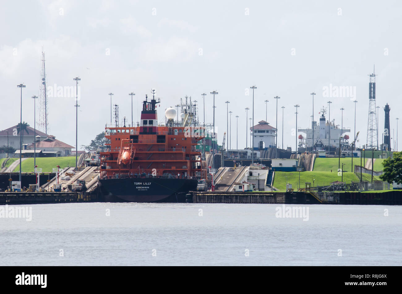 Ein Blick auf ein Schiff während der Durchfahrt durch den Panamakanal Gatun Schleusen Stockfoto