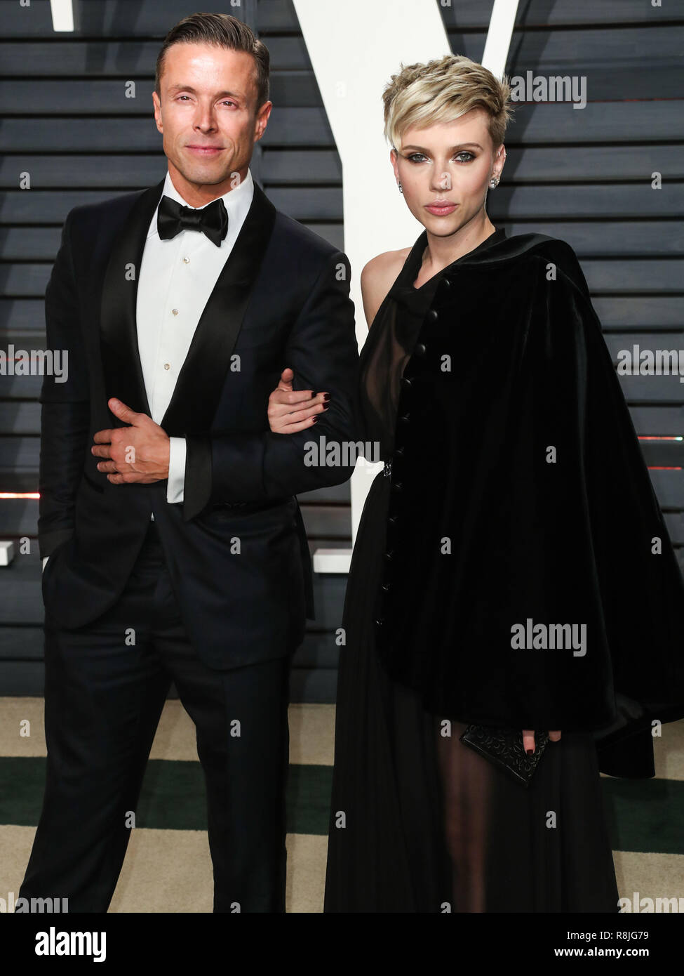 BEVERLY HILLS, Los Angeles, CA, USA - 26. Februar: Joe Machota, Scarlett Johansson kommt an der 2017 Vanity Fair Oscar Party im Wallis Annenberg Center für Darstellende Künste am 26. Februar 2017 in Beverly Hills, Los Angeles, Kalifornien, USA. (Foto von Xavier Collin/Image Press Agency) Stockfoto