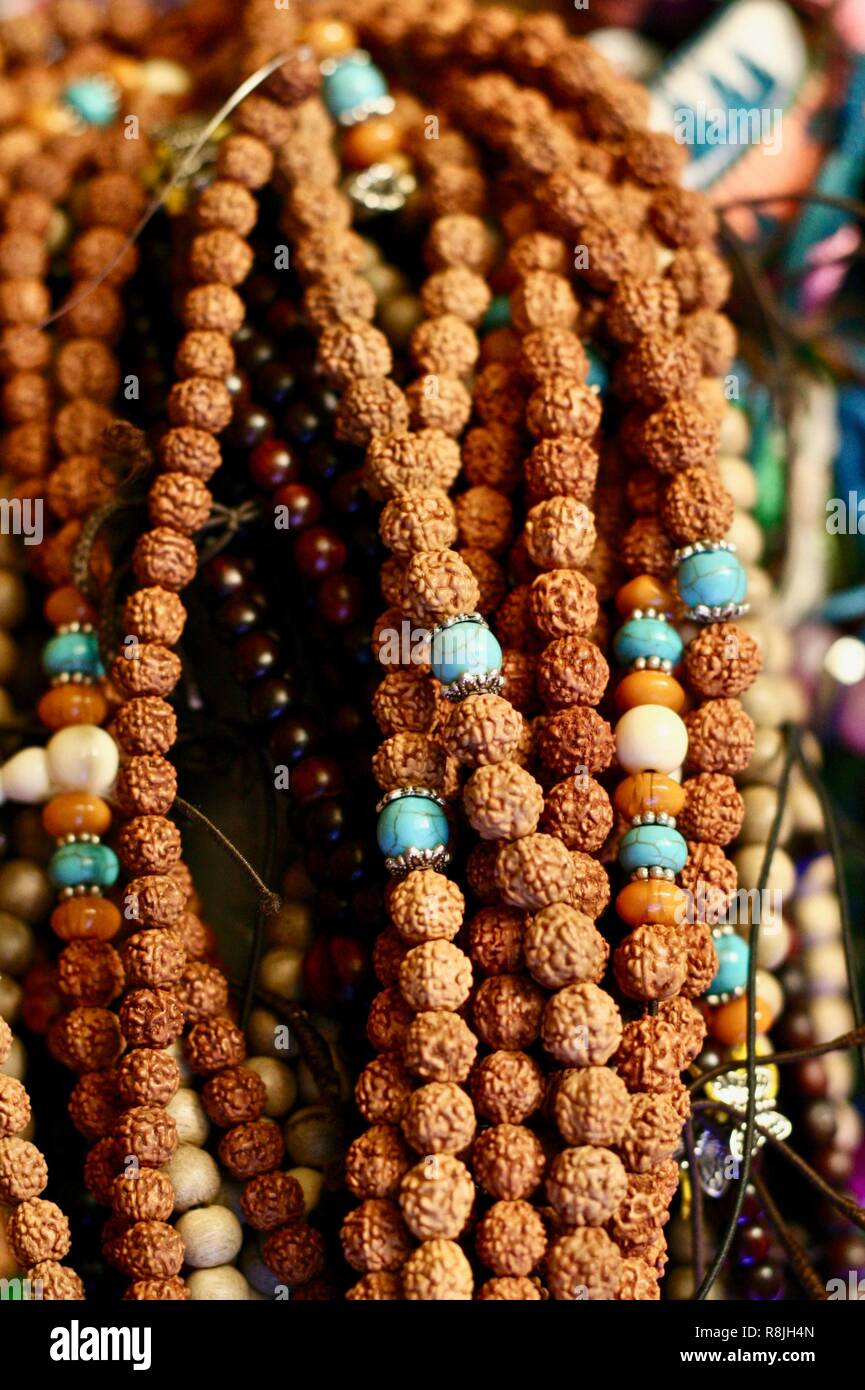 Ketten aus rudraksha Samen und Türkis Perlen als Souvenirs in der zentralen Märkte in Phnom Penh für Shopping Touristen verkauft Stockfoto
