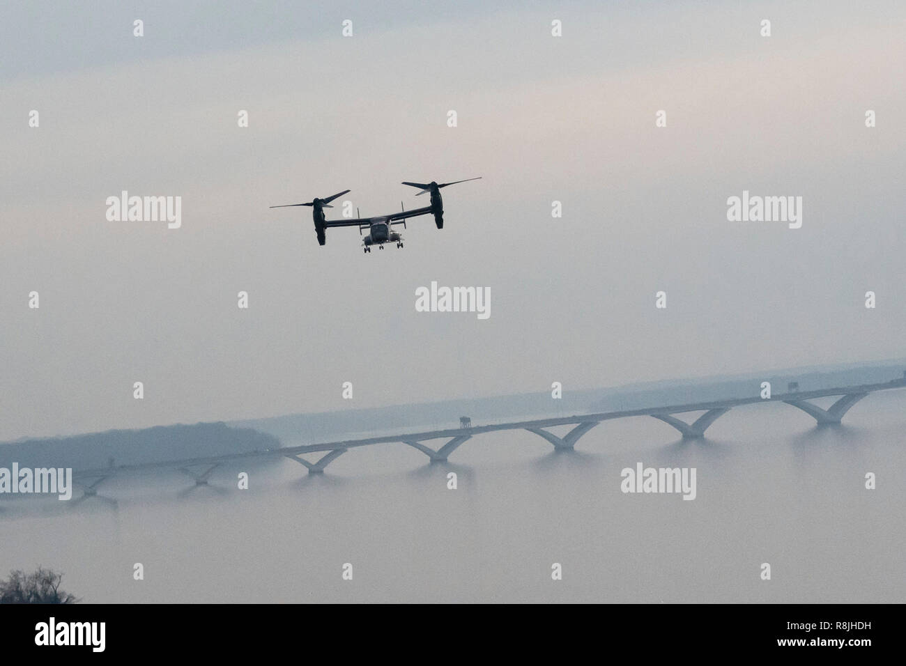 First Lady der USA Melania Trump an Bord eines Marine Corps V-22 Osprey Flugzeug fliegt über die Chesapeake Bay nach einer Weihnachtspause Besuch auf dem Flugzeugträger USS George H.W. Bush Dezember 12, 2018 in Hampton, Virginia. Stockfoto