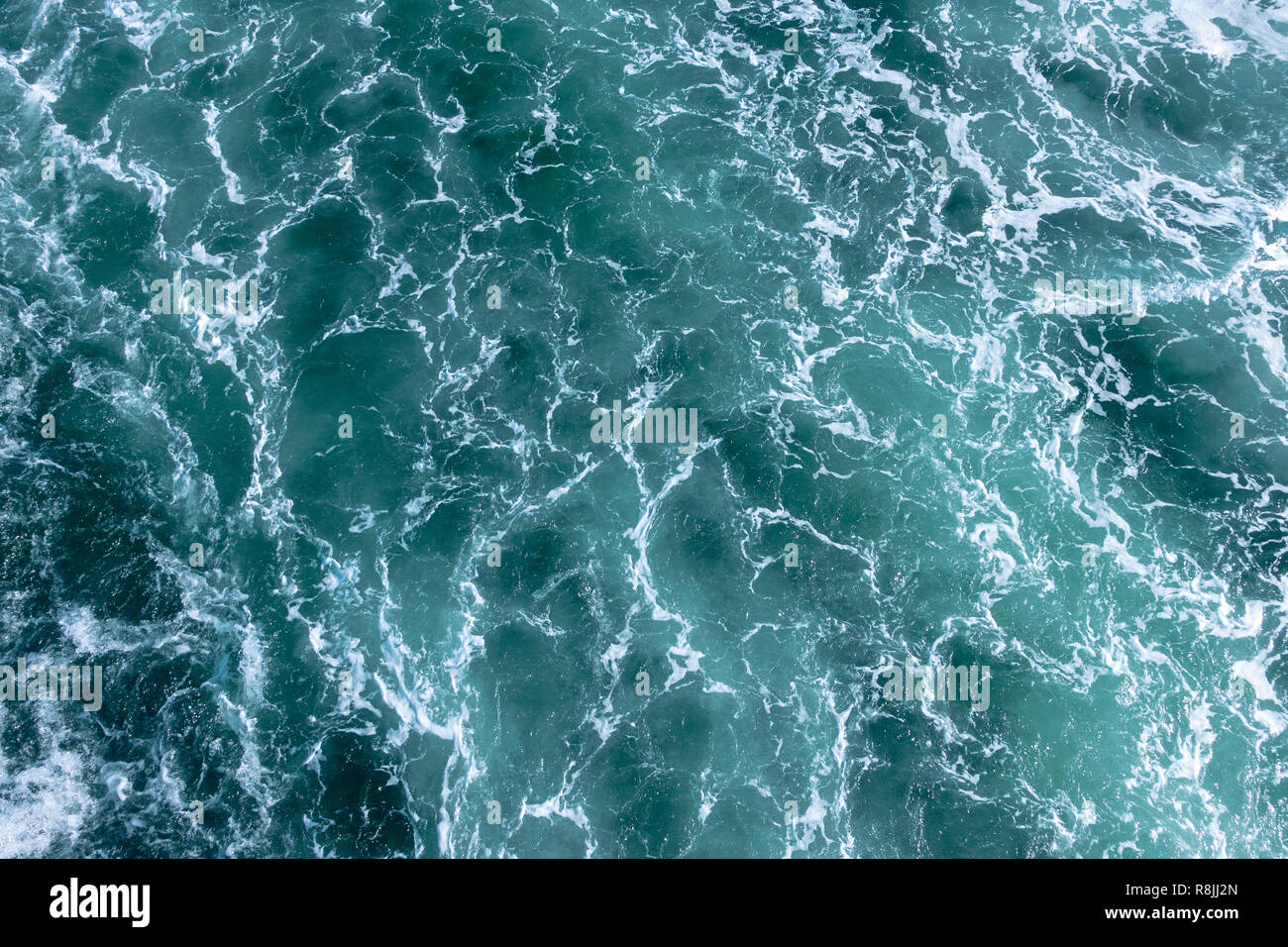 Wasser Weiß und Blau aufgeregt, großes Schiff Boot wake in der Tiefsee Stockfoto