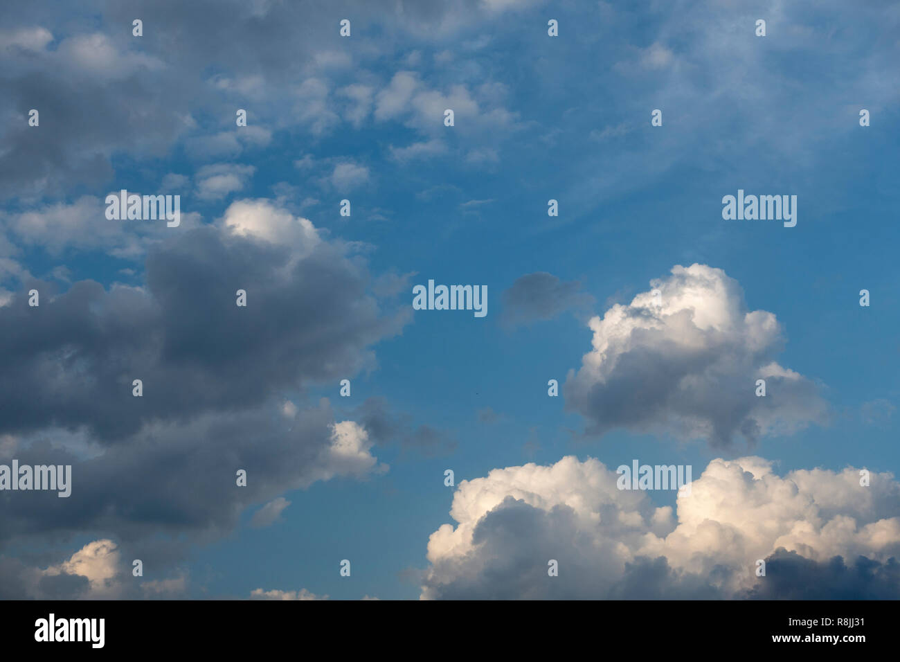 Blue Day Himmel mit Puffy weiß blau Wolken Stockfoto