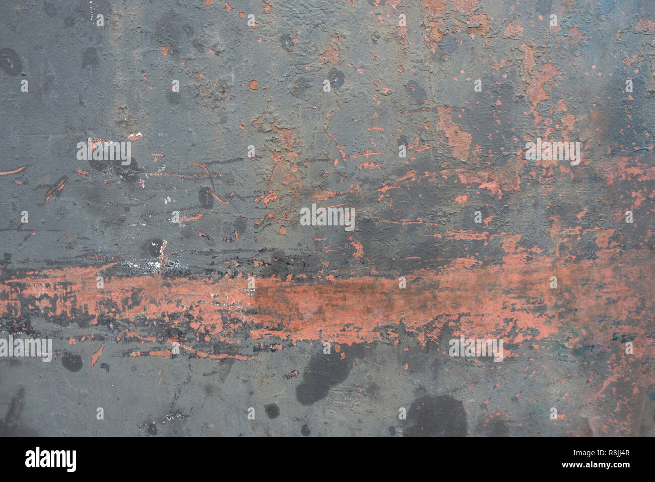 Rot orange lackiert verwitterte Oberfläche mit abblätternder Farbe Chips Stockfoto