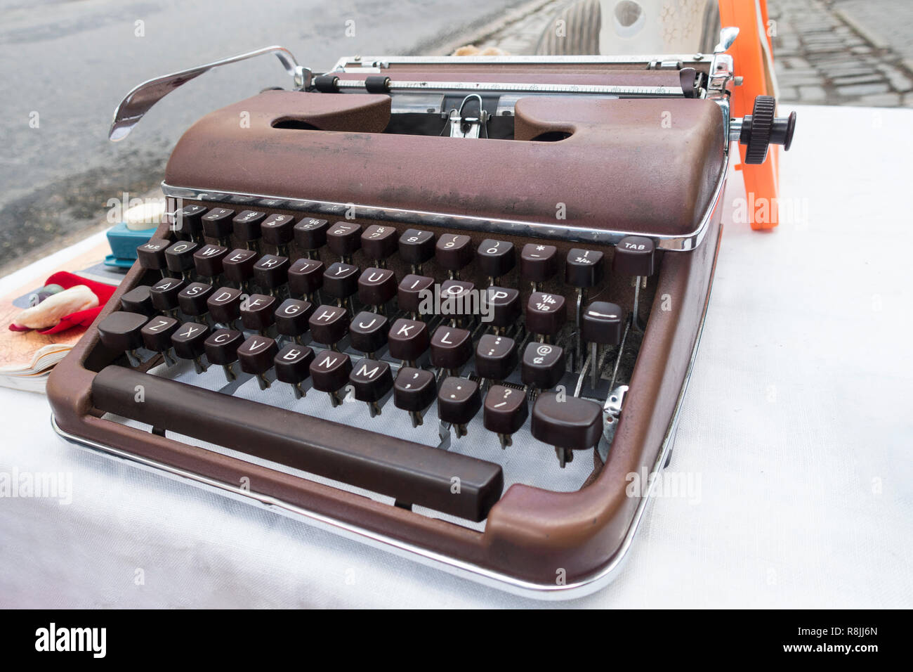 Außerhalb der weißen Tisch mit einer Schreibmaschine mit Durchschlag Tasten alten Retro Stockfoto