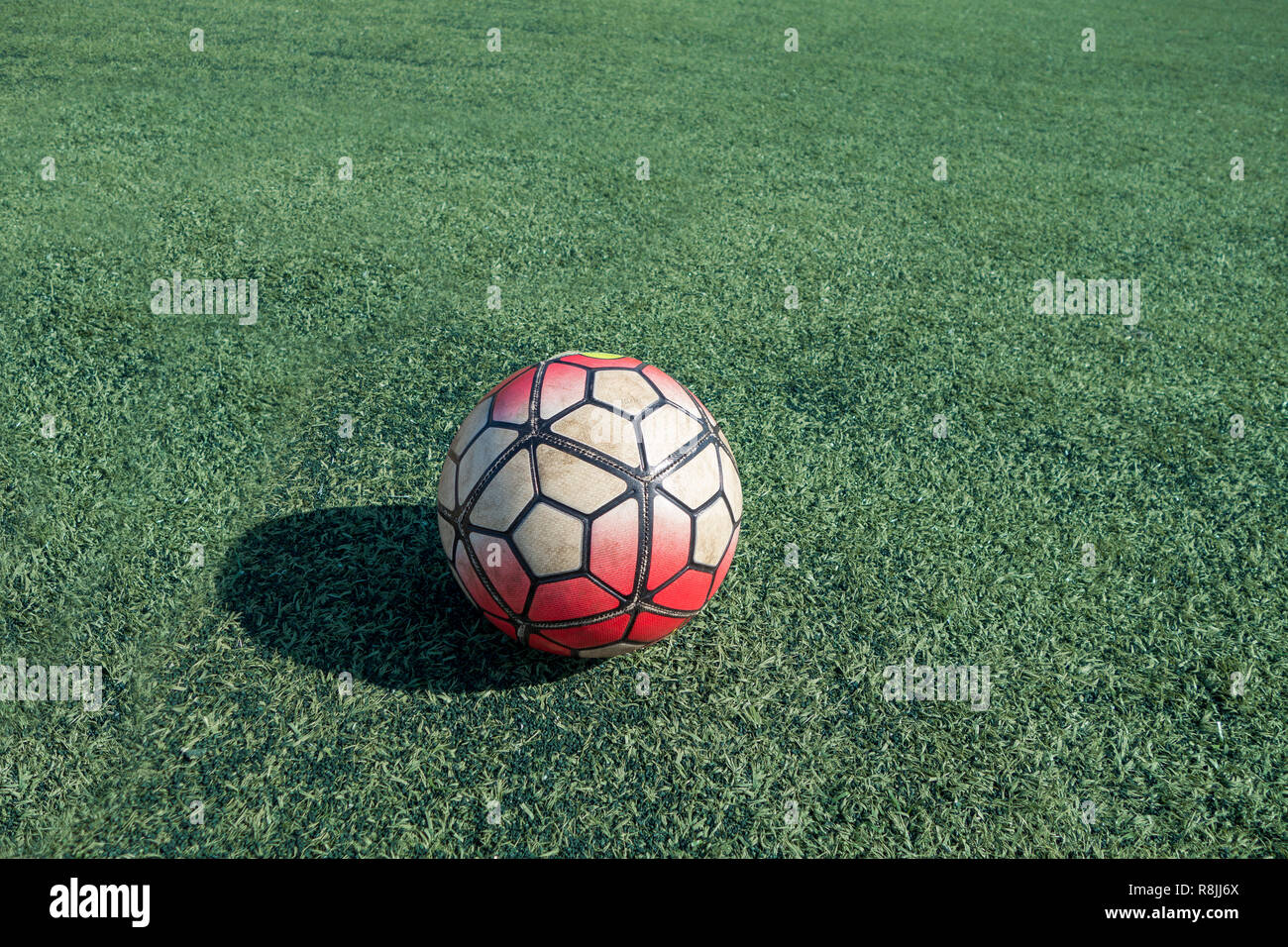 Europäische Fußball Kunstrasen mit weißen soccor Ball und Farben Stockfoto