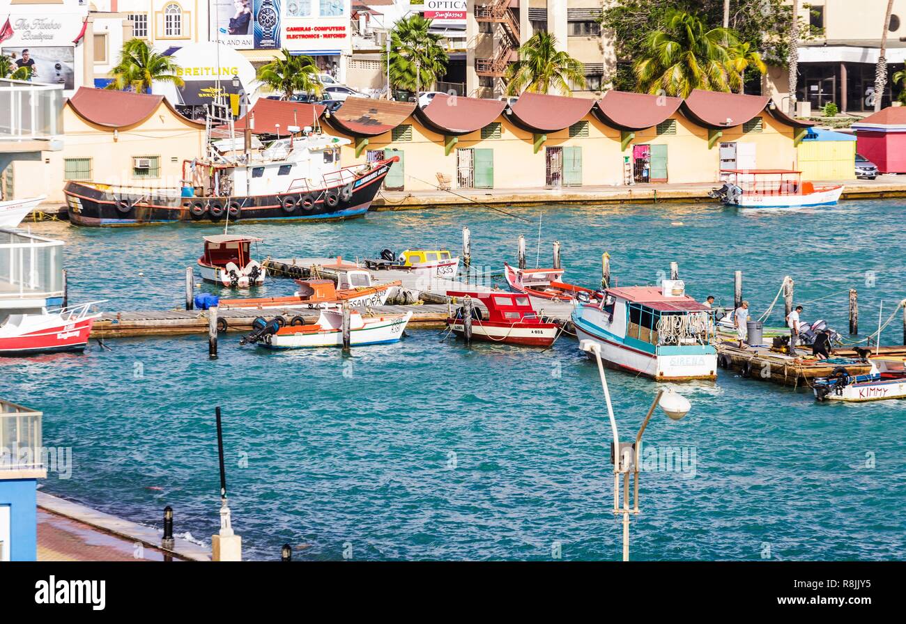Bunte Fischerboote in Aruba Stockfoto