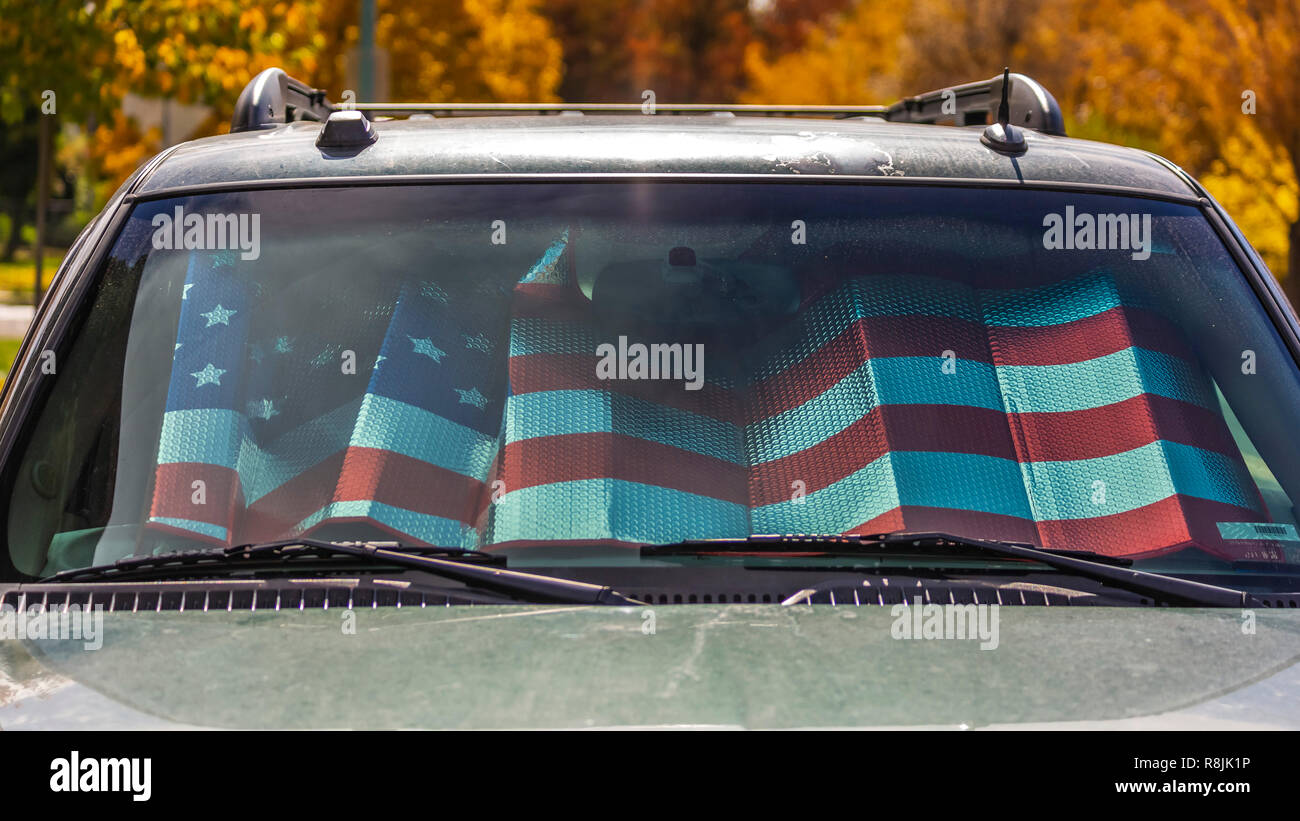 Amerikanische Flagge Sonnenschutz im Auto Windschutzscheibe Stockfotografie  - Alamy