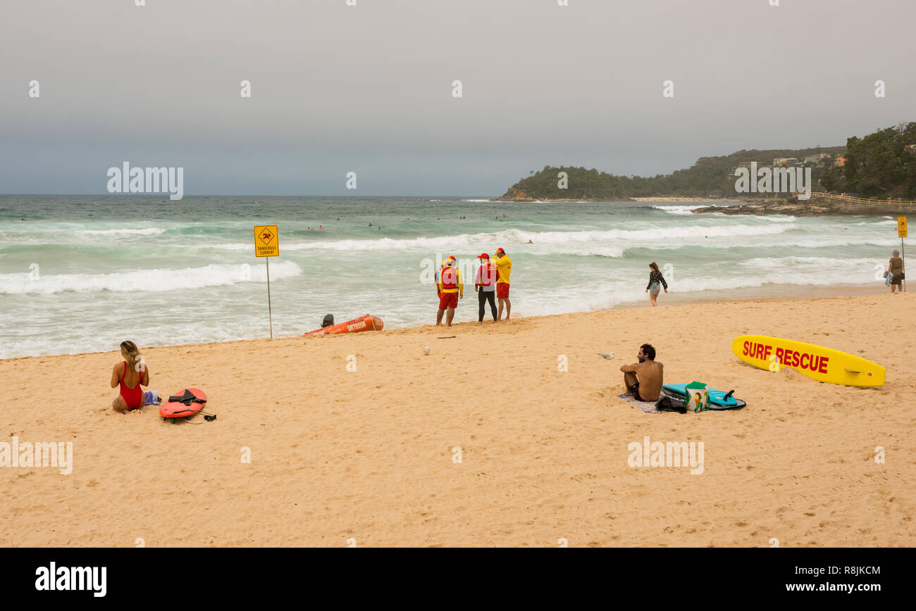 Manly, New South Wales, Dezember, 15., 2018, Australien. - Unidentifizierter Strand - goers und Rettungsschwimmer auf Manly Beach in der Nähe von Sydney, Australien. Stockfoto