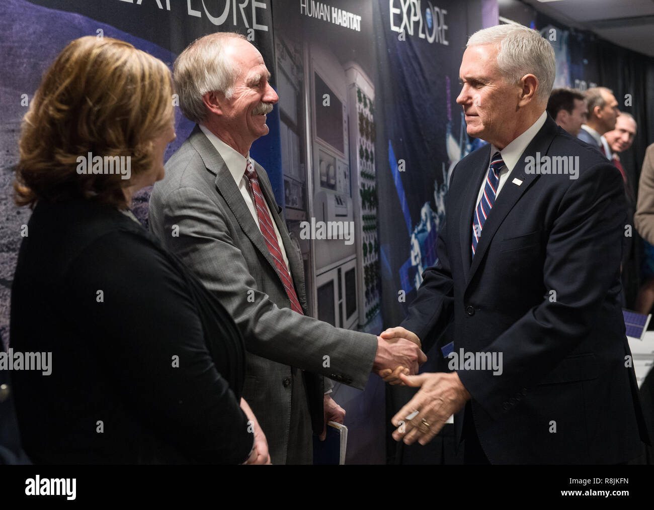 U.S. Vice President Mike Pence, rechts, schüttelt Hände mit der NASA Associate Administrator Bill Gerstenmaier, Mitte, nach einer Diskussion über den Fortschritt zur Raumfahrtpolitik Richtlinie 1 bei der NASA Hauptquartier Dezember 12, 2018 in Washington, DC. Stockfoto