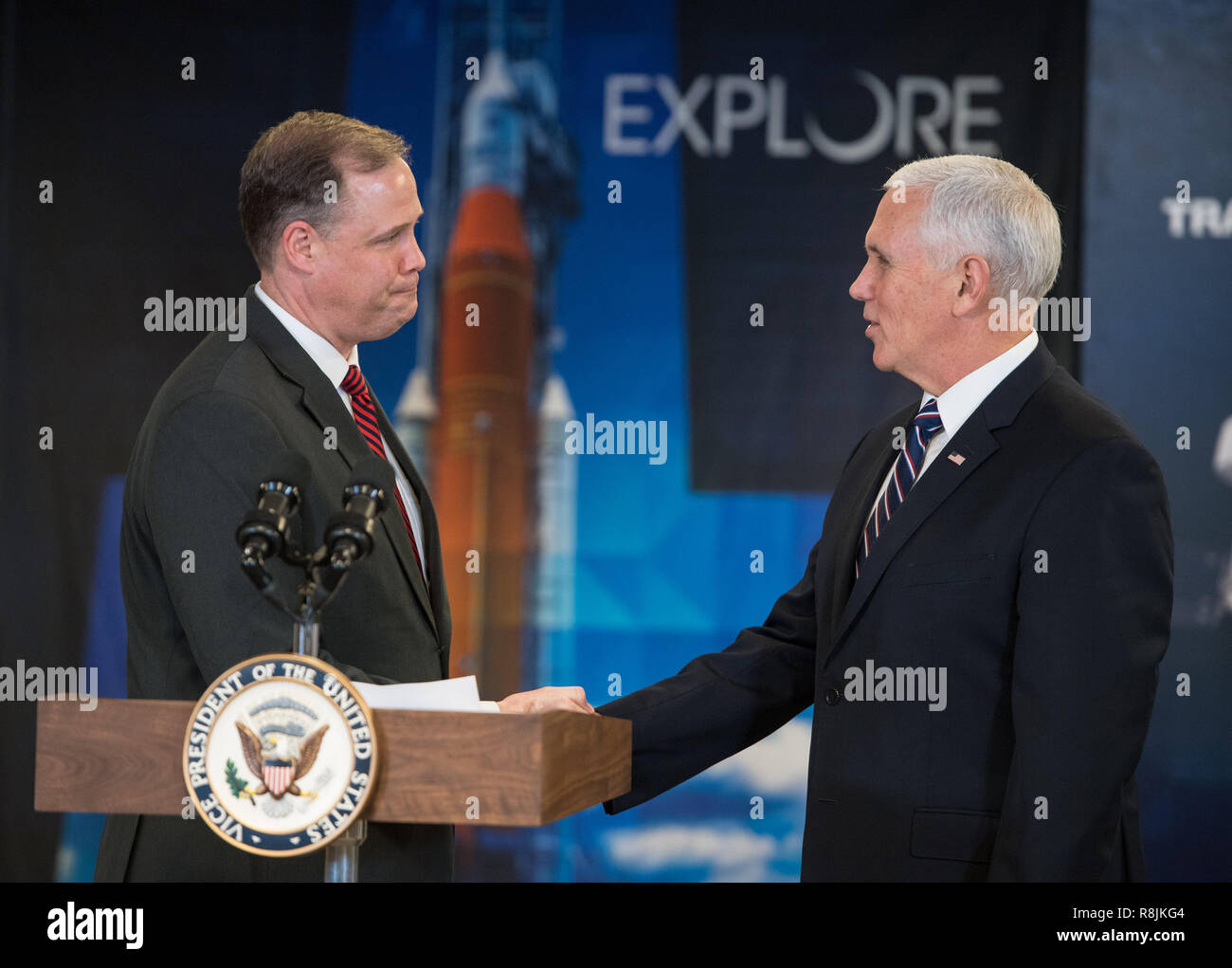NASA-Administrator Jim Bridenstine, Links, begrüßt US-Vice President Mike Pence während einer Diskussion über die Fortschritte in der Raumfahrtpolitik Richtlinie 1 bei der NASA Hauptquartier Dezember 12, 2018 in Washington, DC. Stockfoto