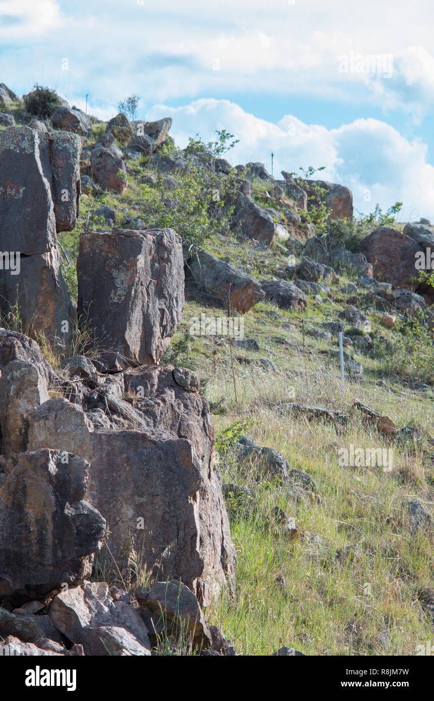 Rocky australische Landschaft an einem bewölkten Tag, wenn die Sonne beginnt kommenden Stockfoto