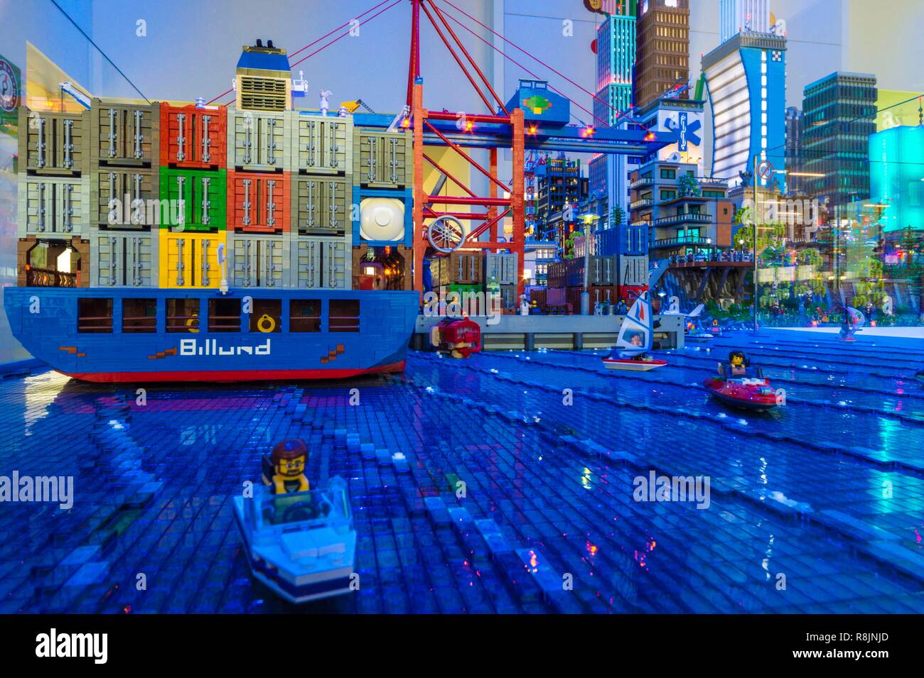 Dänemark, Nordjütland, Billund, Lego® Haus ist die Lego®-experimentellen Zentrum für die allgemeine Öffentlichkeit mit 25 Millionen Ziegel über 12.000 m2 in sechs Zonen verfügbar: die rote Zone zu kreativen Fähigkeiten gewidmet, hier die grüne Zone soziale Fähigkeiten zu entwickeln, die gelbe Zone emotionale Fähigkeiten zum Ausdruck zu bringen, die blaue Zone für das Erwachen der kognitiven Fähigkeiten, der Zone der monumentalen Werke und der U-Bahn das historische Museum, Stockfoto