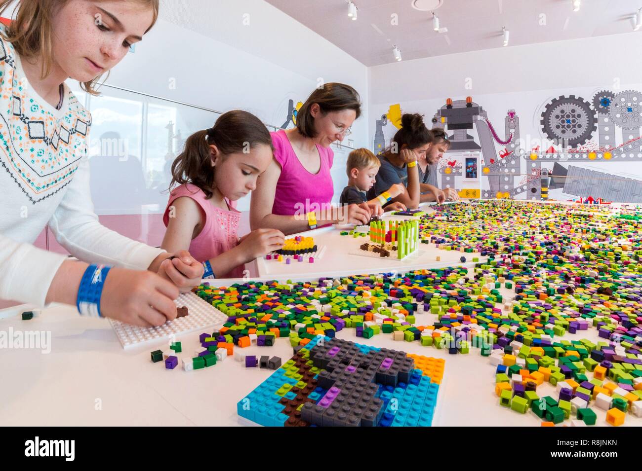 Dänemark, Nordjütland, Billund, Lego® Haus ist die Lego®-experimentellen Zentrum für die allgemeine Öffentlichkeit mit 25 Millionen Ziegel über 12.000 m2 in sechs Zonen verfügbar: hier die rote Zone zu kreativen Fähigkeiten, sondern auch die grüne Zone soziale Fähigkeiten zu entwickeln, die gelbe Zone emotionale Fähigkeiten zum Ausdruck zu bringen, die blaue Zone für das Erwachen der kognitiven Fähigkeiten, der Zone der monumentalen Werke und der U-Bahn das historische Museum, Stockfoto