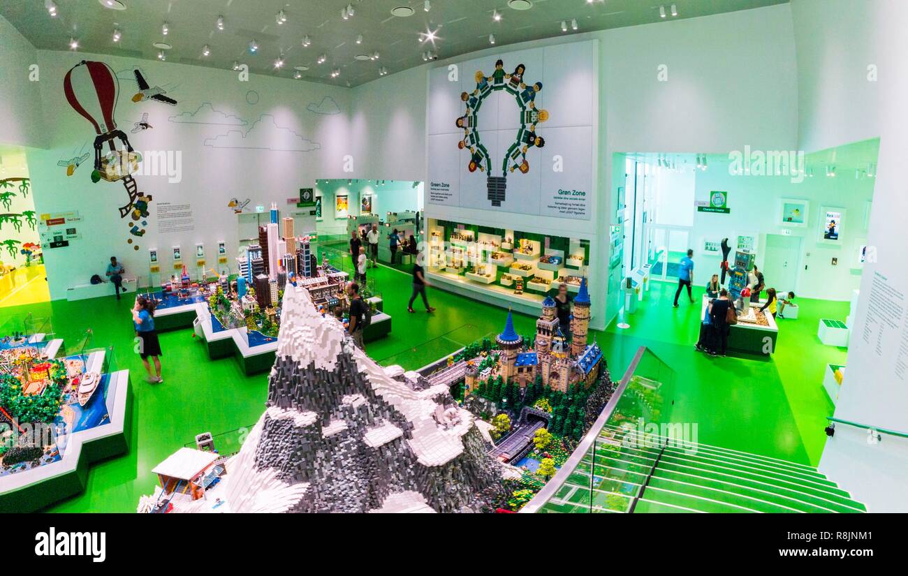 Dänemark, Nordjütland, Billund, Lego® Haus ist die Lego®-experimentellen Zentrum für die allgemeine Öffentlichkeit mit 25 Millionen Ziegel über 12.000 m2 in sechs Zonen verfügbar: die rote Zone zu kreativen Fähigkeiten gewidmet, hier die grüne Zone soziale Fähigkeiten zu entwickeln, die gelbe Zone emotionale Fähigkeiten zum Ausdruck zu bringen, die blaue Zone für das Erwachen der kognitiven Fähigkeiten, der Zone der monumentalen Werke und der U-Bahn das historische Museum, Stockfoto