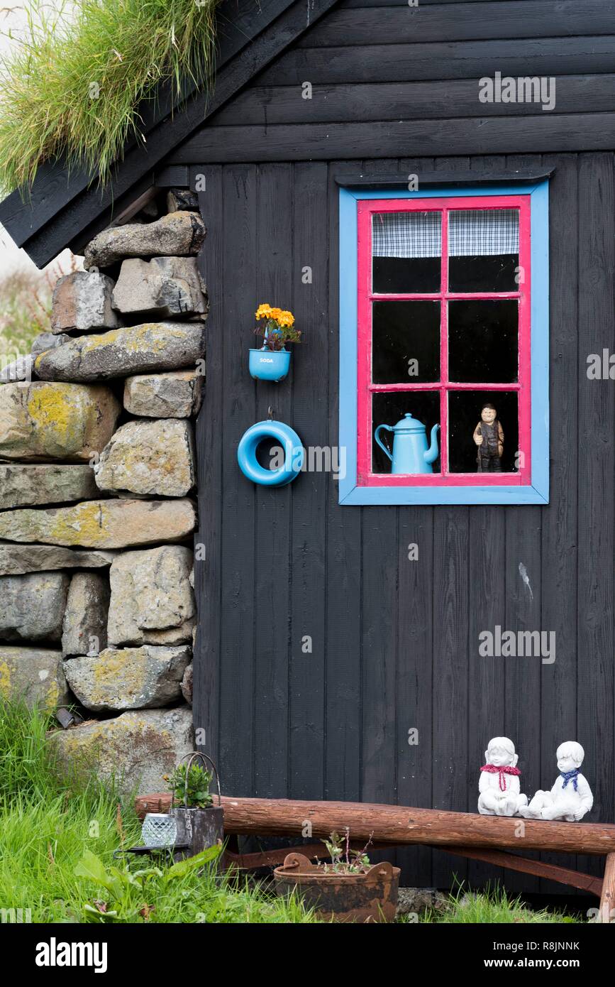 Dänemark, Färöer Inseln, Kunoy Insel Kunoy, Haus mit Rasen Dach, Fenster Stockfoto