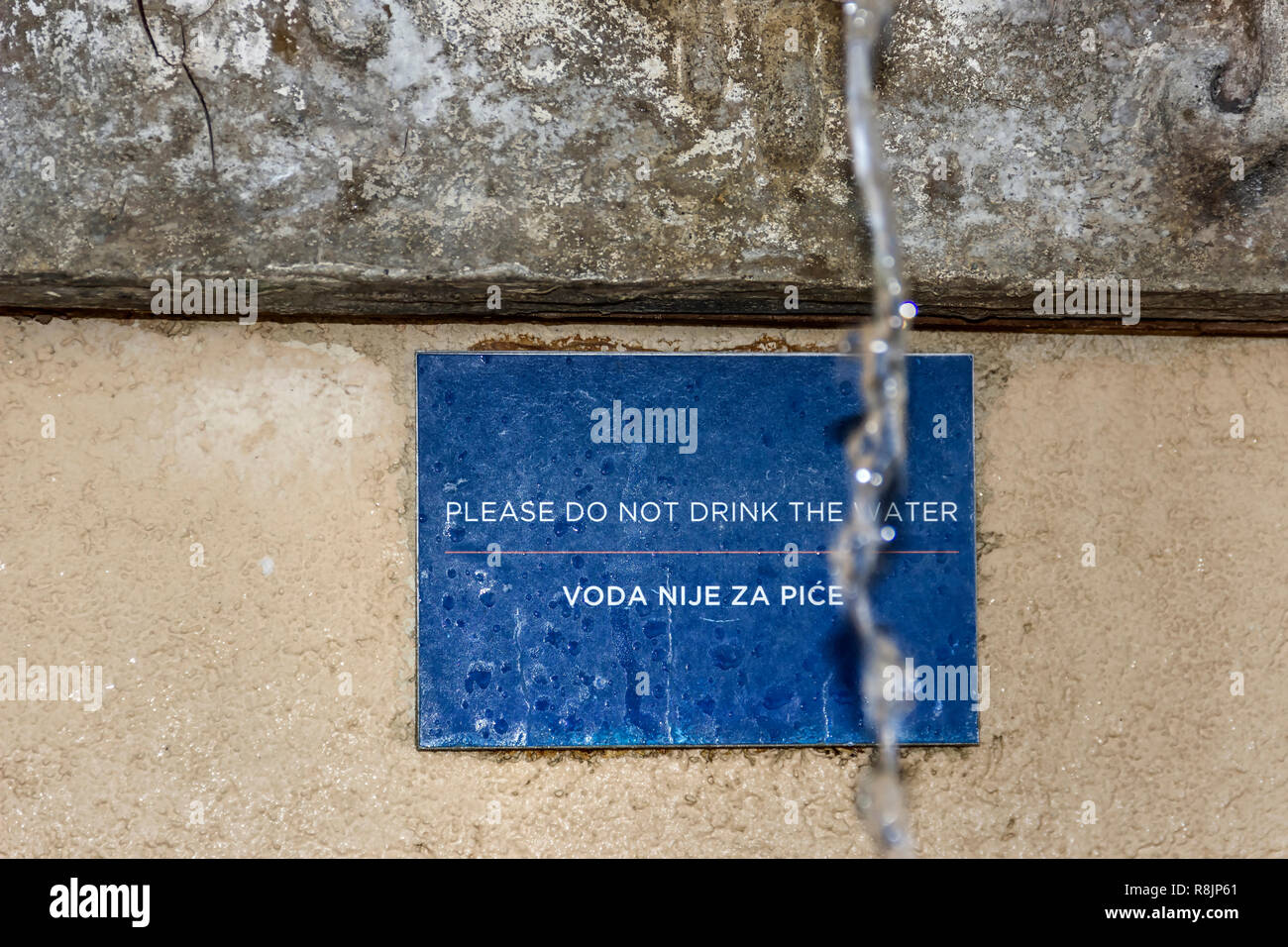 Tivat Montenegro - Brunnen mit einem Hinweis board Warnung, dass Wasser nicht gut für das Trinken in der Jachthafen Porto Montenegro Resort eingestellt ist Stockfoto