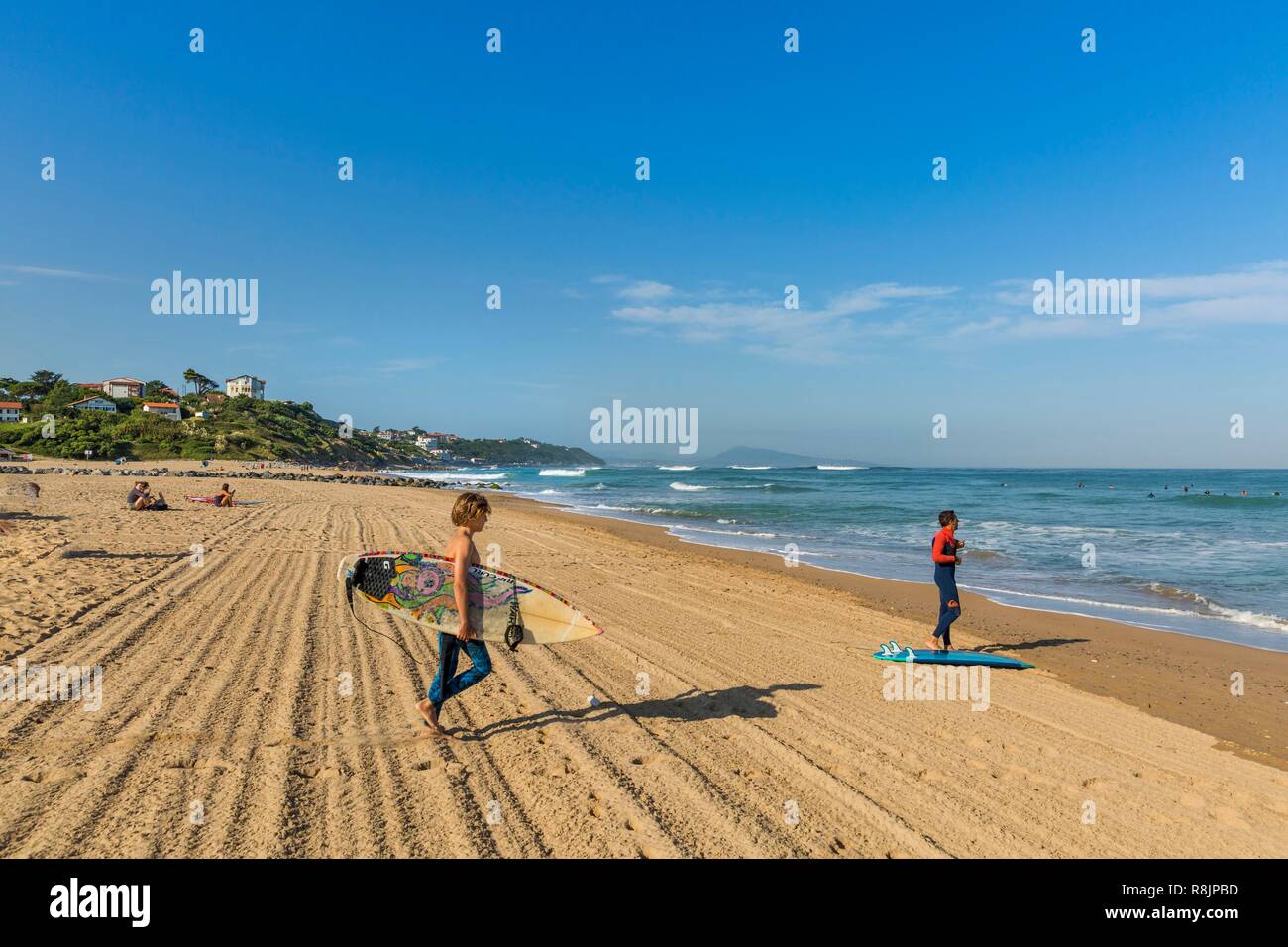Frankreich, Pyrenees Atlantiques, aalen Sie sich Land, Bidart, Surfer vorbereiten auf das Wasser am Strand von Uhabia zu gehen Stockfoto