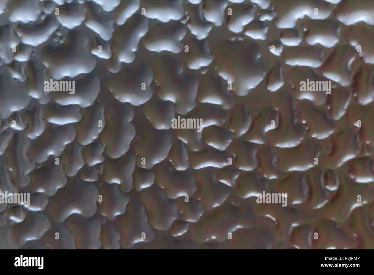 Makro Foto. Abstrakte aqua Muster als Hintergrund. dunkles Bild. Tropfen Wasser auf das Glas. Stockfoto