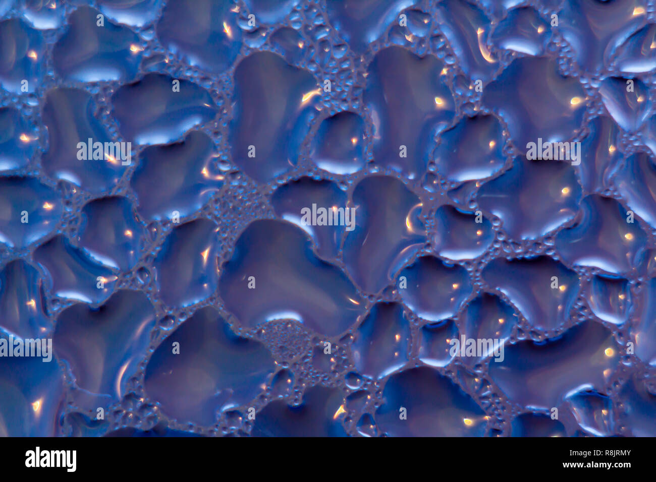 Makro Foto. Abstrakte aqua Muster als Hintergrund.. Violett Bild. Tropfen Wasser auf das Glas. Stockfoto