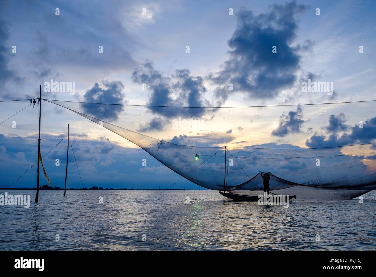Vietnam, Thua Thien Hue Provinz, Tam Giang, Fischer und dip-net in der Lagune Stockfoto
