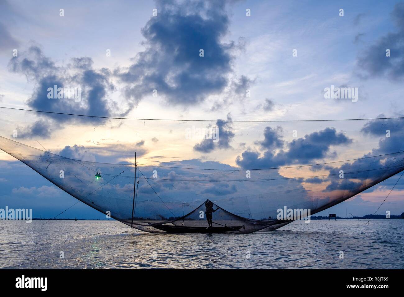 Vietnam, Thua Thien Hue Provinz, Tam Giang, Fischer und dip-net in der Lagune Stockfoto