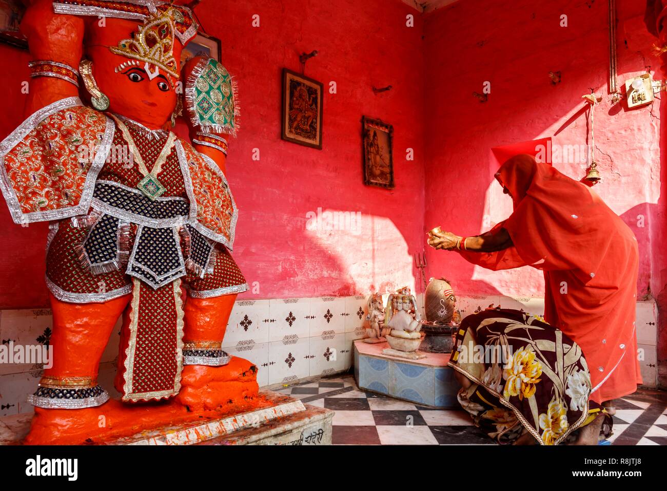 Indien, Madhya Pradesh, Chanderi, zwei Frauen in Hanuman Tempel Stockfoto
