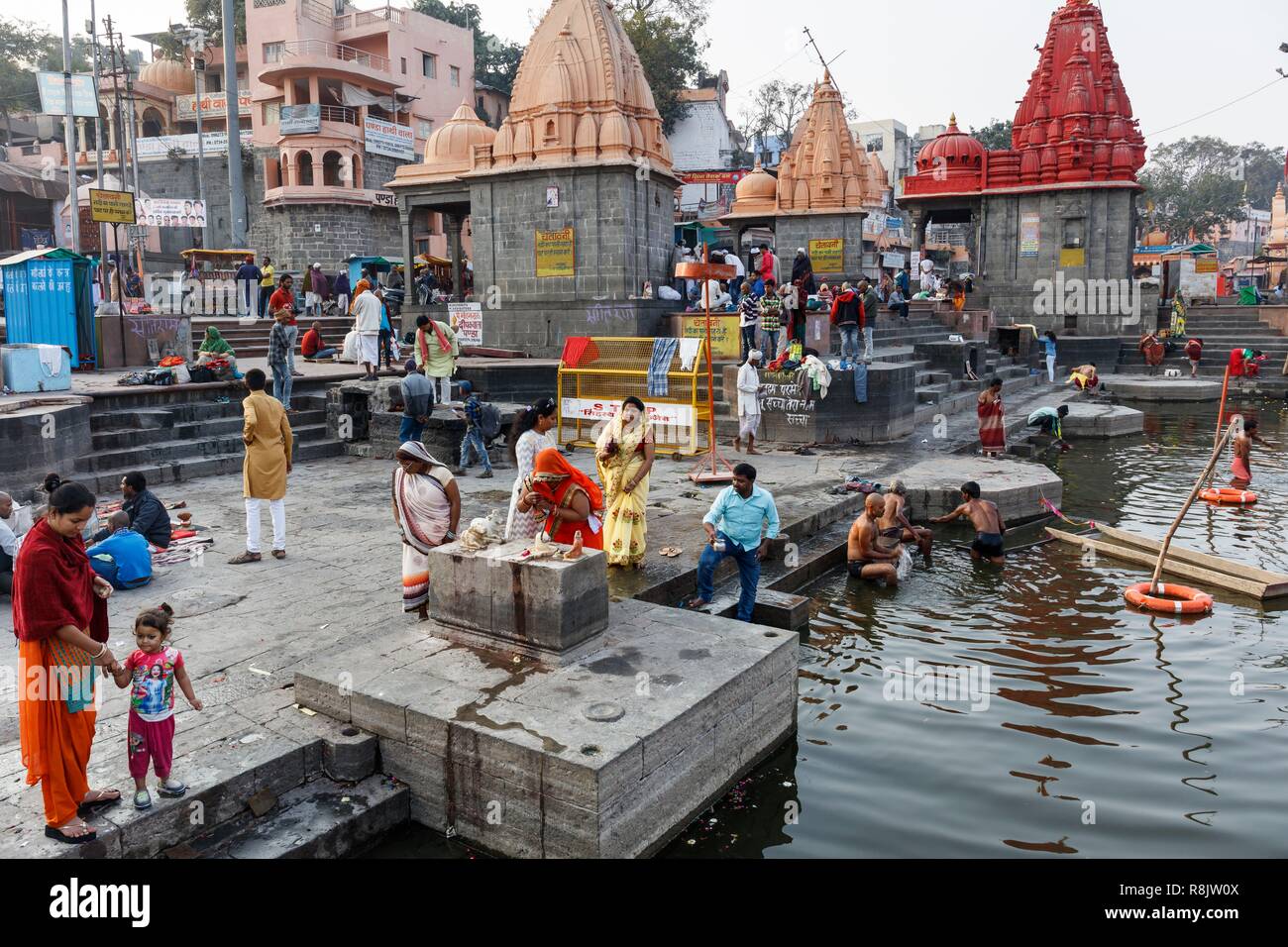 Indien, Madhya Pradesh, Ujjain, Pilger auf RAM-ghats am Fluss Shipra Stockfoto