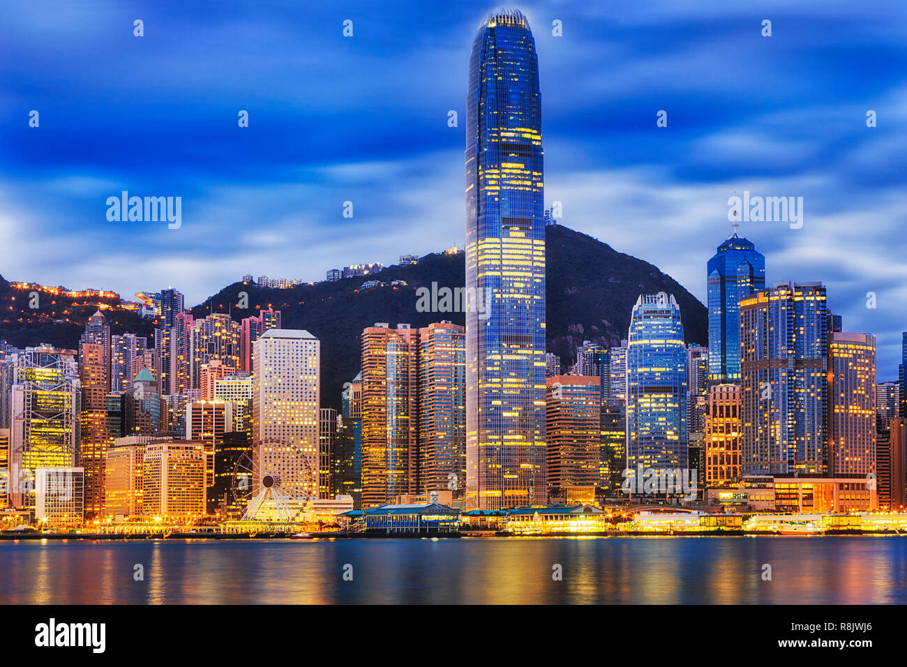 Zentrum von Hong Kong City CBD Skyline rund um den höchsten Turm der Finanzen Center durch kleinere moderne urbane Büro Wolkenkratzer bei Sonnenaufgang umgeben Stockfoto