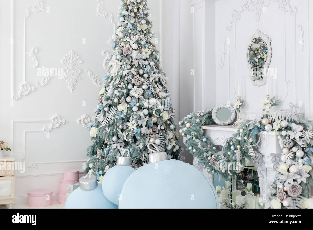 Schönen Weihnachtsbaum steht in der Nähe der Kamin in der Ecke des Raumes. Stockfoto