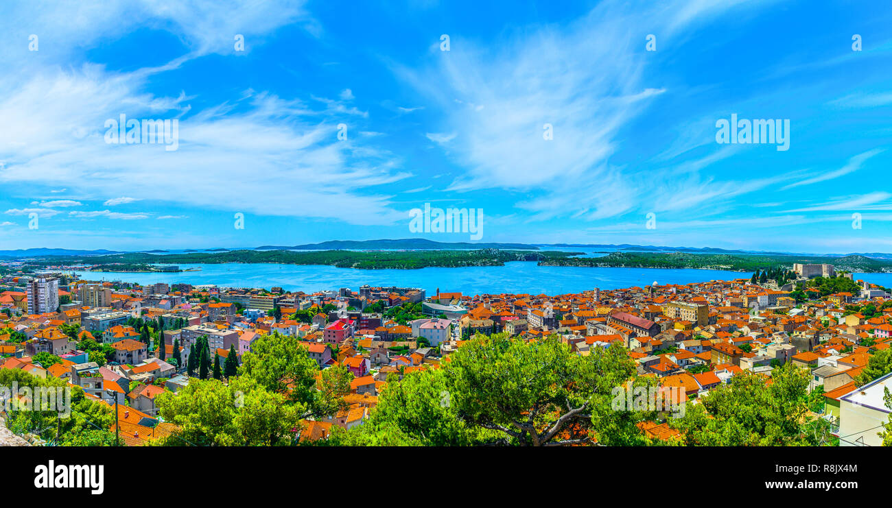 Panorama der Stadt Sibenik in Kroatien, Dalmatien Region touristische Resorts. Stockfoto