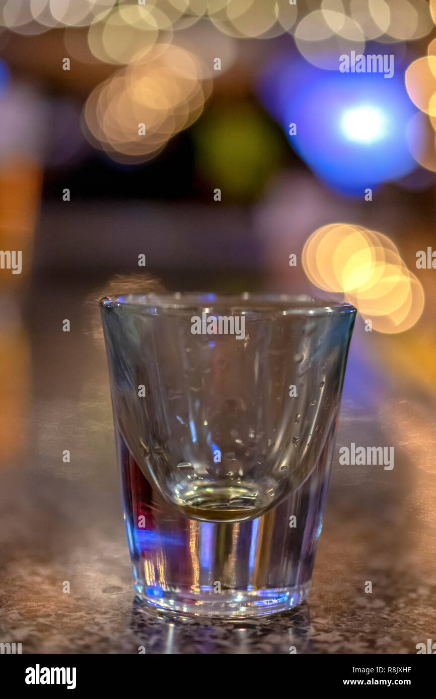 Leere Glas an der Bar oben. Bokkeh Hintergrund. Stockfoto