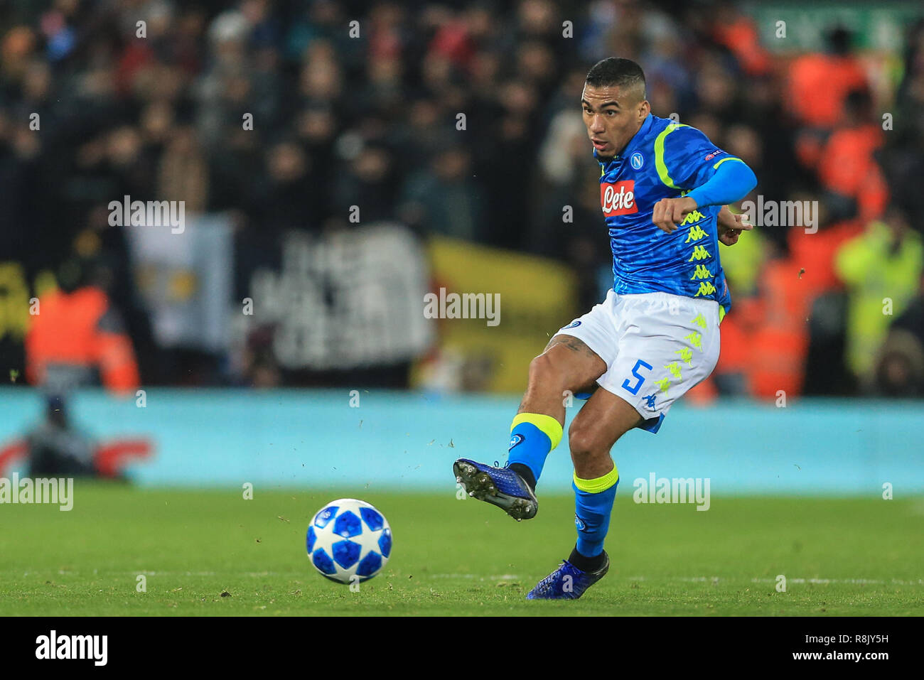 11. Dezember 2018, Liverpool, Liverpool, England, UEFA Champions League, Liverpool v Napoli; Allan (05) von Neapel mit der Kugel Credit: Mark Cosgrove/News Bilder Stockfoto