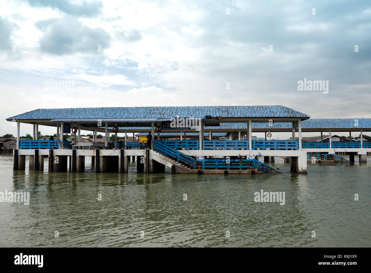 Bagan Sungai Lima Insel, Malaysia - 30. Dezember 2017: Der Steg von Kampung Bagan Sungai Lima, eine authentische chinesische Fischerdorf, Malaysia. - Stockfoto