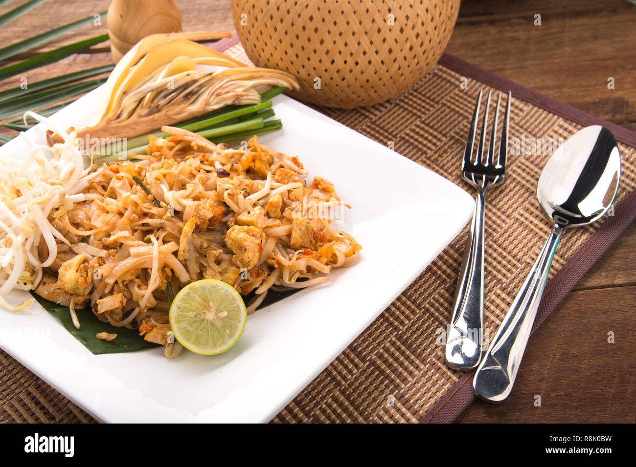Gebratene Nudeln Thai Pad Thai mit Shrimps oder Krabben. Street Food. gebratene Nudeln mit Huhn und Garnelen Stockfoto