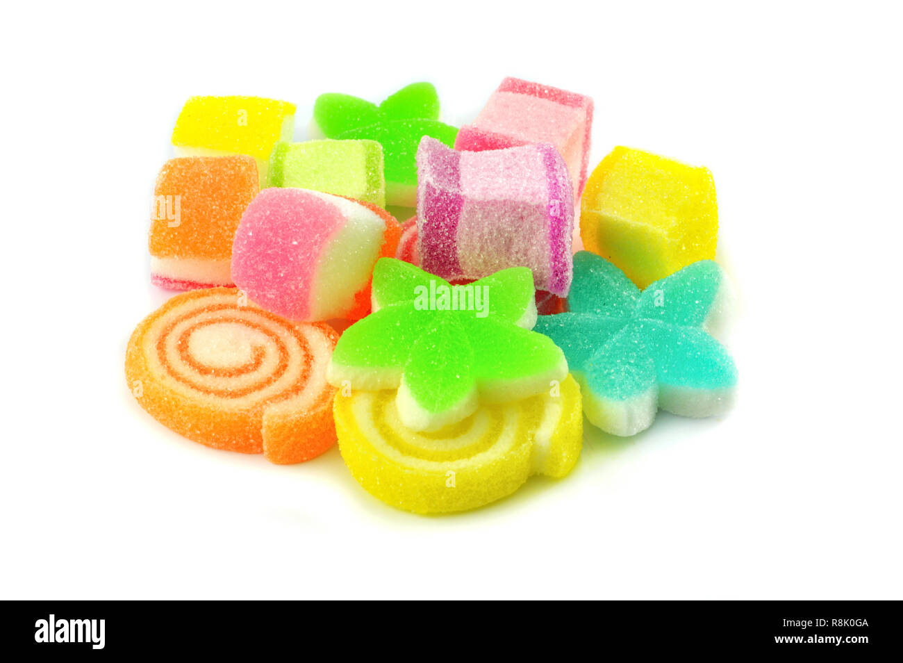 Farbenfrohe süß Gelee Bonbons auf weißem Hintergrund/Stapel von Dessert  Süßigkeit mit dem Zucker in verschiedenen Formen isoliert Stockfotografie -  Alamy