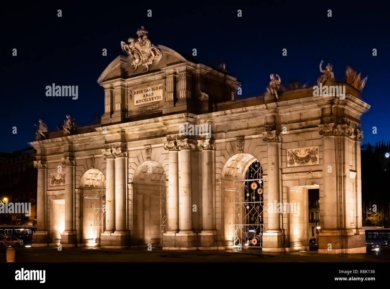 Die Puerta de Alcala, ein Neo-klassischen Denkmal auf der Plaza de la Independencia in Madrid, Spanien. Es ist das erste moderne post-Römischen trium angesehen Stockfoto