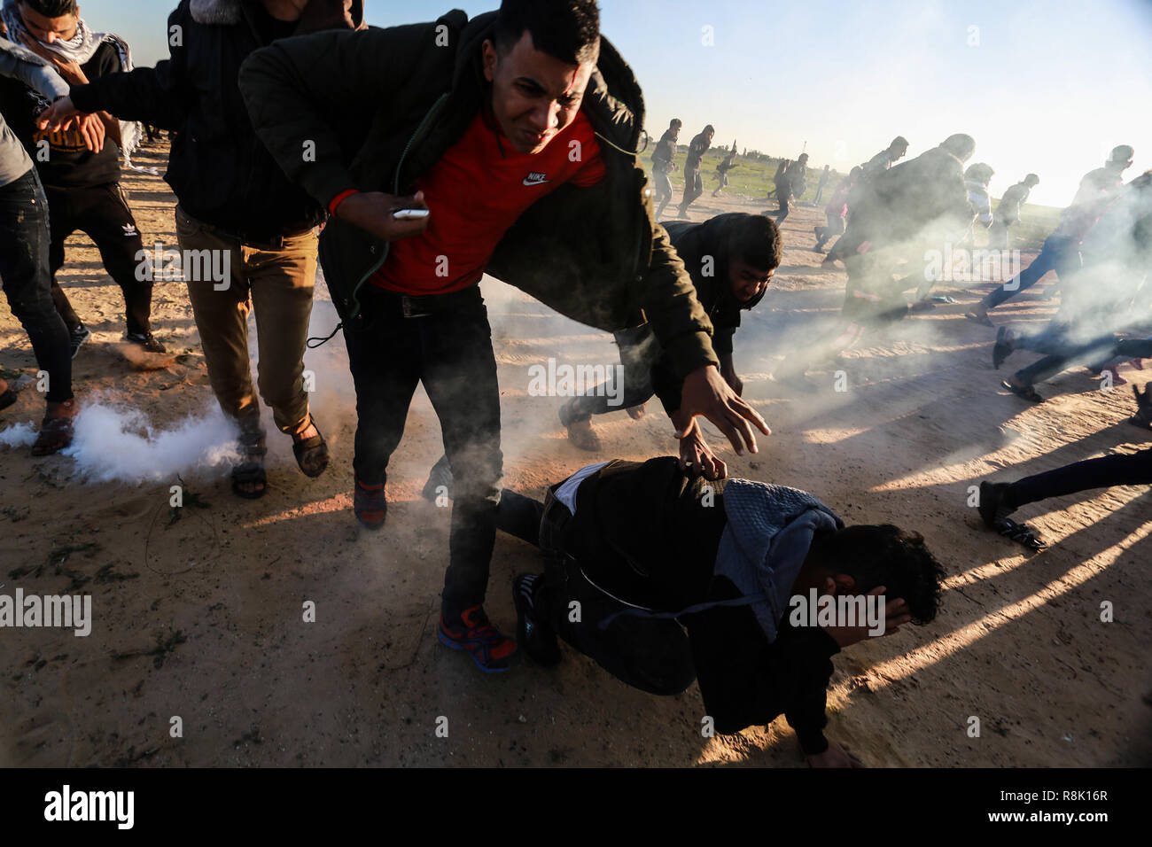 Gaza, Palästina. 14. Dezember 2018 israelische Truppen in den Palästinensischen Demonstranten einmischen, so wie Sie es ein Protest innerhalb der 'Große März zurück Bühne' d Stockfoto