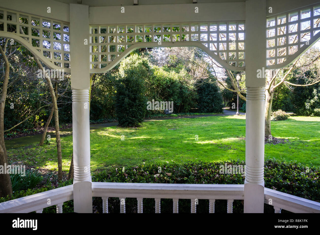 Mit Blick auf den umliegenden Garten von einer hölzernen Pavillon; Ardenwood Historic Farm (öffentlicher Park); Ost: San Francisco Bay Area, Kalifornien Stockfoto